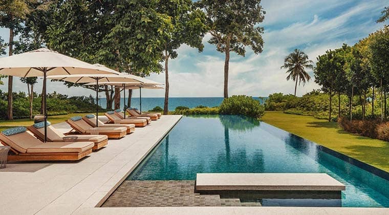 Der schöne Pool mit Sonnenliegen des One&Only Desaru Coast Hotels in Desaru in Malaysia.