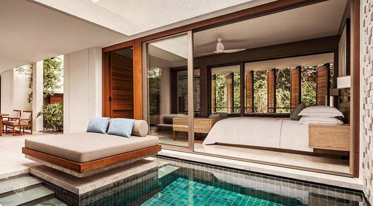 Blick in eine der Suiten des One&Only Desaru Coast Hotels in Desaru in Malaysia mit eigenem Pool.