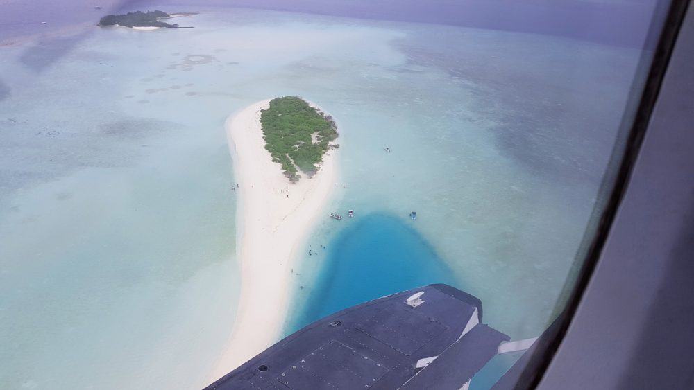 Der weiße Sand im tiefblauen Meer ist eine wahre Augenweide