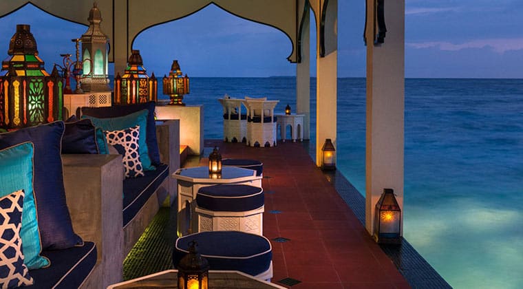 Dinniren umgeben vom Meer im Restaurant „Al Barakat“ im Four Seasons Resort Maldives at Landaa Giraavaru im Baa Atoll auf den Malediven