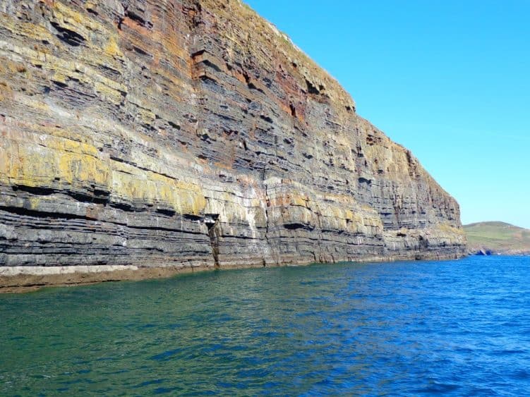 Malerische Gesteinsschichten in Irland