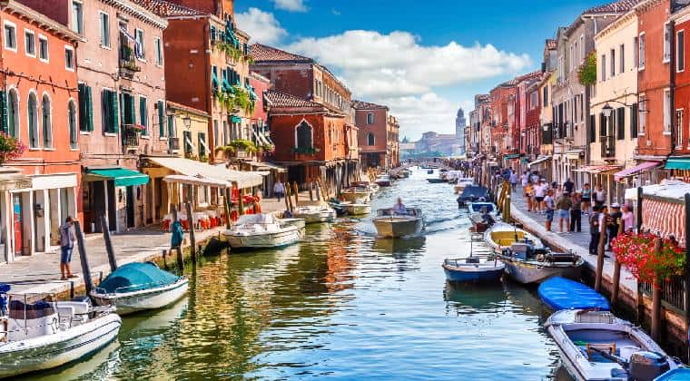 Venedig mit Blick auf Kanal und Boote