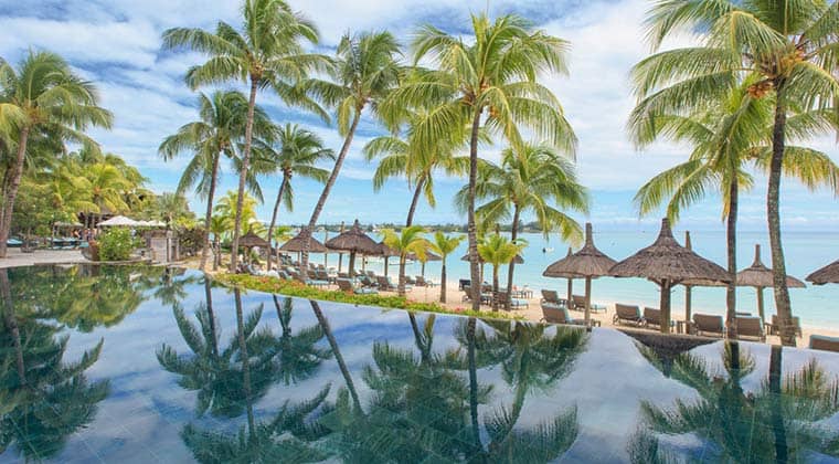 Blick vom Pool auf den Strand im Royal Palm Beachcomber Luxury Resort auf Mauritius