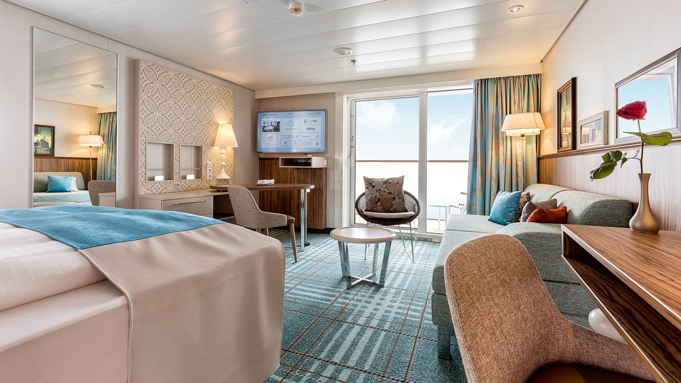 Bei so vielen, tollen Kabinen fällt die Wahl auf die richtige schwer - hier die Junior Suite auf der Mein Schiff 4 (Die Café Lounge - hier auf der Mein Schiff 4 (© TUI Cruises GmbH Hamburg)