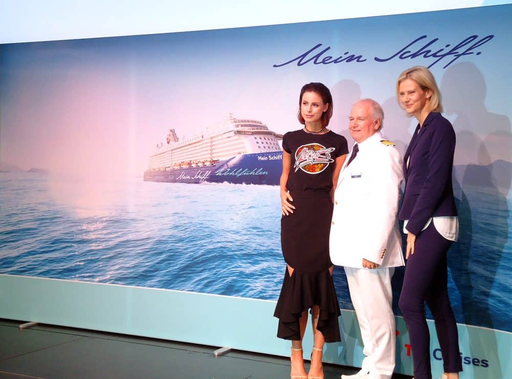 Taufpatin Lena Meyer-Landrut, Kapitän Kjell Holm und Wybcke Meier, Geschäftsführerin von TUI Cruises
