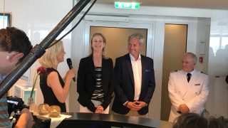 Taufpatin Iveta Apkalna mit TUI Cruises CEO Wybcke Meier und Kapitän Kjell Holm