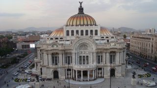 Mexiko-Stadt beeindruckt mit einer Vielzahl von Sehenswürdigkeiten, wie hier der Palacio Bellas Artes.