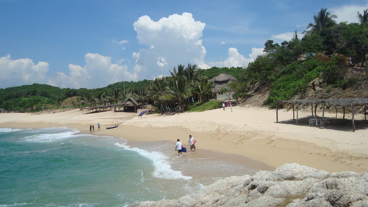 Am Strand Manzanillera findet man schöne Bungalows und ein leckeres Restaurant mit atemberaubenden Meerblick.
