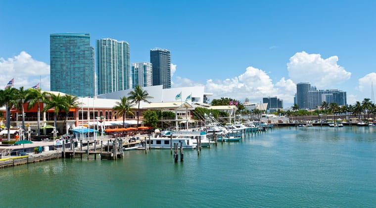 Wunderschön gelegen in Downtown Miami am Ufer der Biscayne Bay - die Shopping Mall Bayside Marketplace.