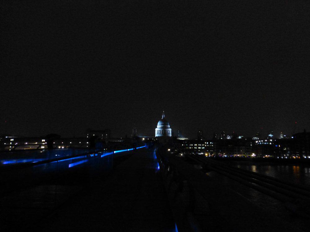 Die Millennium Bridge in London bei Nacht
