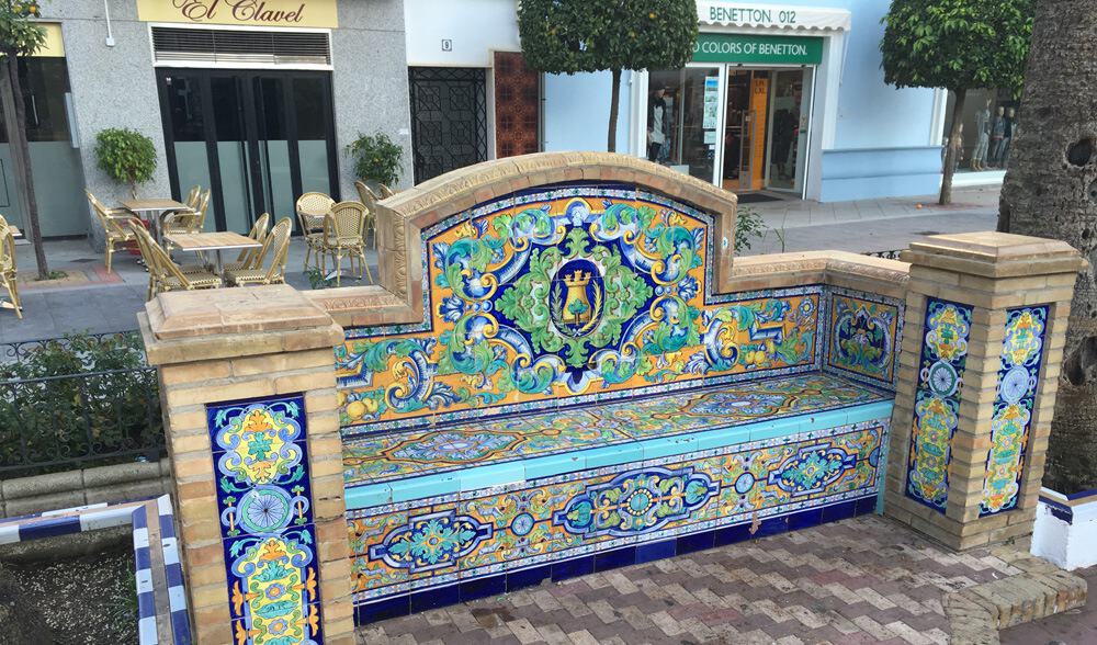 Aufwendig verziert und somit perfektes Fotomotiv - die Bänke auf dem Marktplatz in Ayamonte