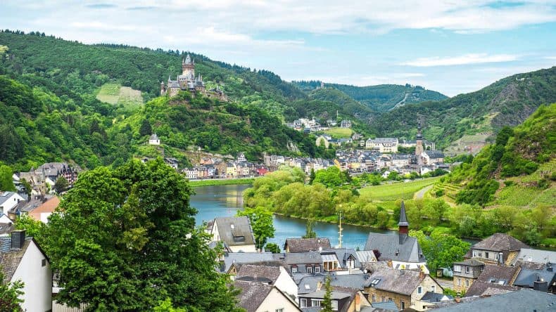 Moselromantik Hotel Kessler-Meyer mit Traumausblick auf die Reichsburg Cohem