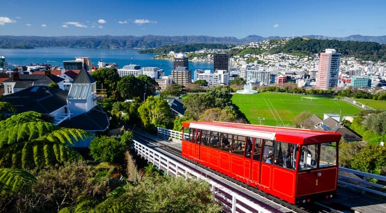 Die rote Wellington Cable Car in der Stadt Wellington in Neuseeland ist eine wahre Attraktion.