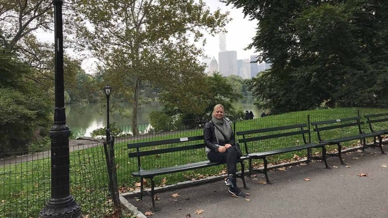 Kennt jeder: Parkbank mit Kuliisse im Central Park.