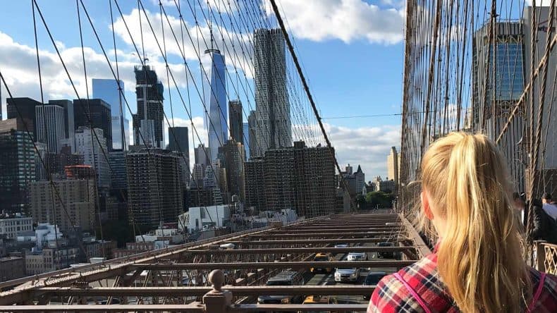 New York, Aussicht auf Manhattan von der Brooklyn Bridge.
