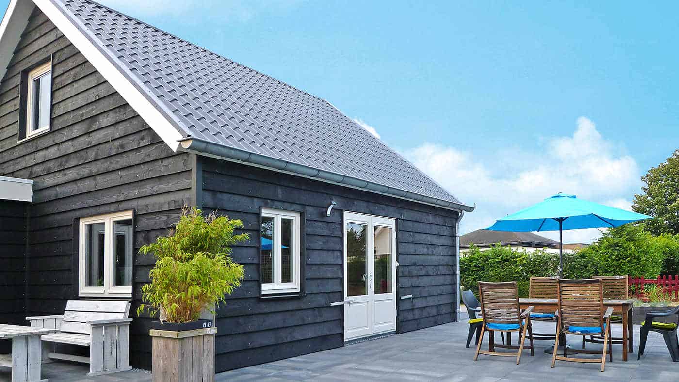 Dieses moderne Ferienhaus überzeugt mit bester Lage, nur wenige Meter vom Strand entfernt