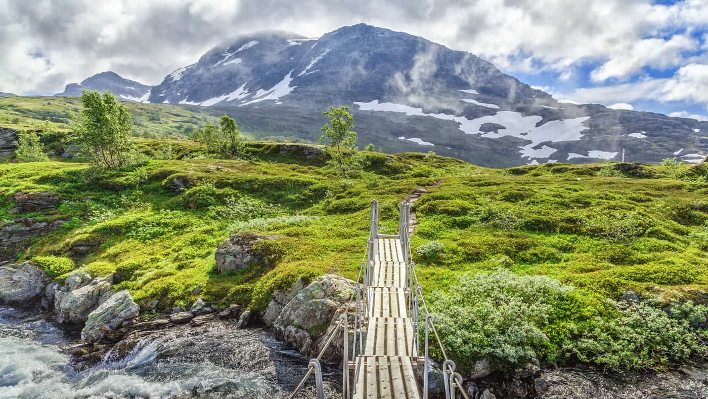 Wer mit der Bergensbahn unterwegs ist, kann traumhafte Aussichten auf den Hardangervidda Nationalpark genießen