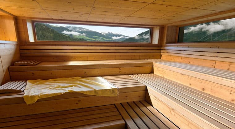 Entspannen in der Sauna im TUI SUNEO Krimml in Österreich im Salzburger Land mit Panoramablick!