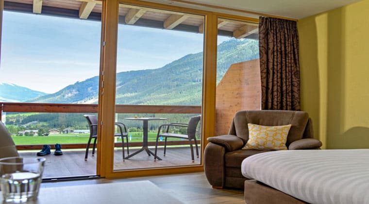 Die Doppelzimmer Typ 1 im Hotel TUI SUNEO Krimml in Österreich im Salzburger Land vereinen modernes Design mit tollen Ausblicken in die Natur