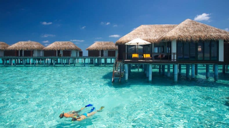 Blick auf einen Overwater-Bungalow auf den Malediven, Indischer Ozean
