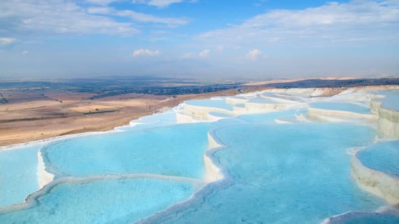 Blick auf die weißen Kalksteinterrassen von Pamukkale, Türkei