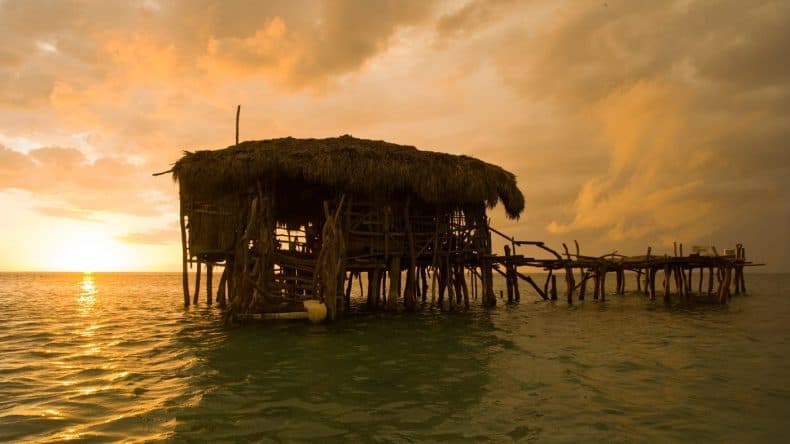 Die Pelikan Bar steht mitten im Wasser. Mit einem Boot wirst du hingebracht.