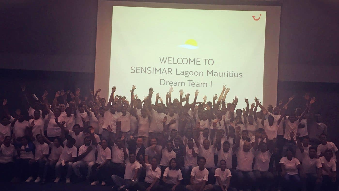 Die gesamte Belegschaft des SENSIMAR Lagoon Mauritius