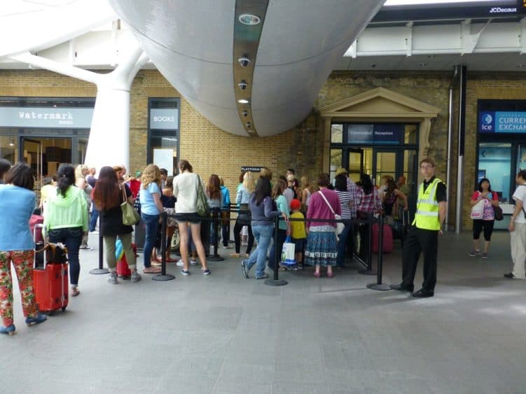 Wer will, wer will, wer hat noch nicht. Jeder mag das berühmte Foto mit dem Gepäckwagen haben