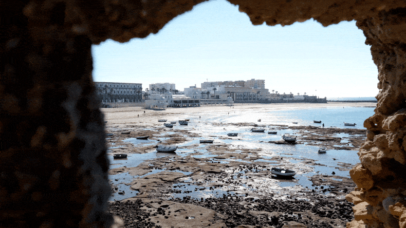 Playa de la Caleta – wohl der schönste Strand von Cádiz mit seinem historischen Badehaus und in bester Lage direkt in der Altstadt und von Festungen umgeben.