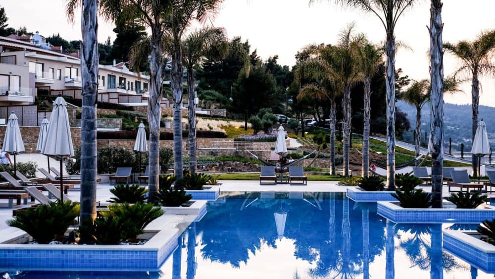 Poolanlage in der Abenddämmerung