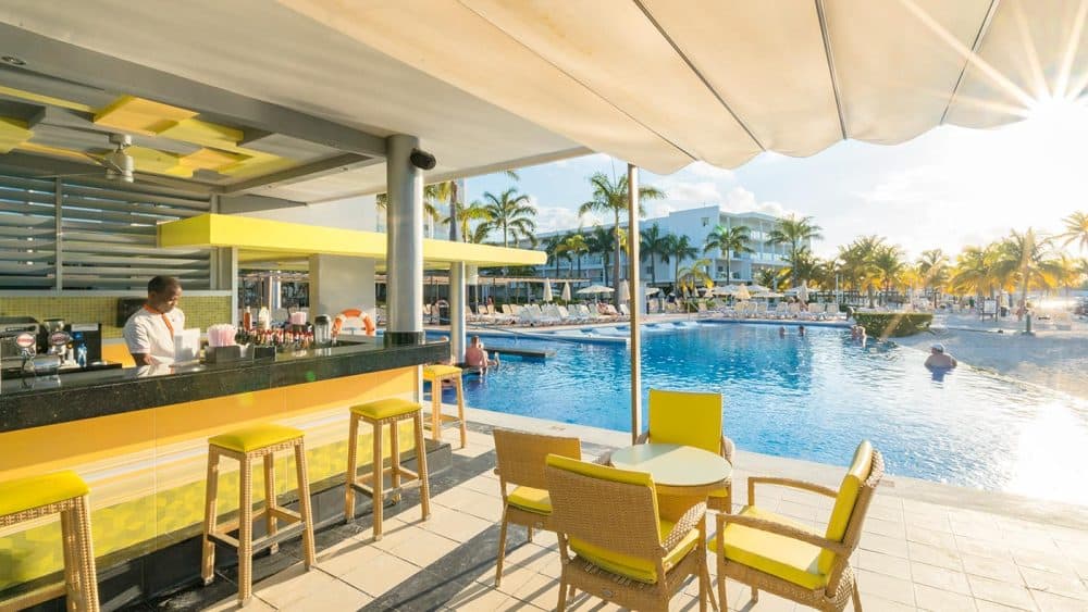 Poolbar direkt am Strand des RIU Palace