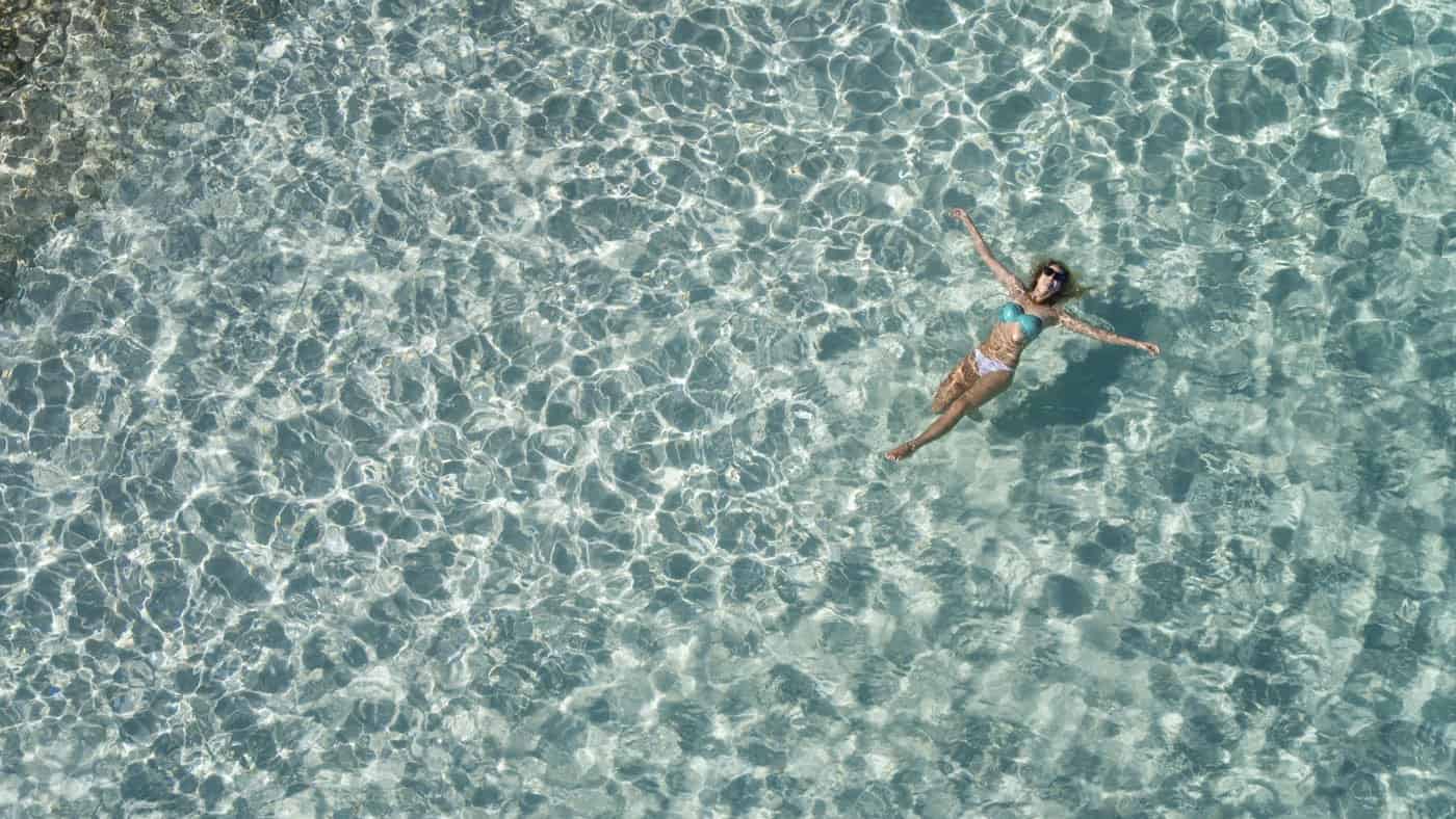 So stellen sich sicherlich viele den Job als Pooltester vor! Aber im Pool entspannen, gehört nicht zu den Aufgaben. Als Poolprüfer benötigst du gute Tauchfähigkeiten und hohe Konzentration, um mögliche Sicherheitsdefizite zu entdecken.