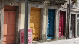 Hübsch anzusehen: Bunte Türen und überall die tollen Azulejos