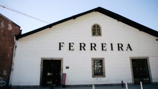 Auf der anderen Seite des Douro reihen sich die Portweinkeller aneinander, u.a. auch die Ferreira (Copyright: ohhedwig)