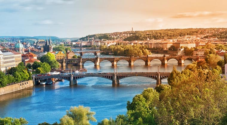 Blick auf die Stadt Prag, an der Moldau in der Tschechischen Republik, mit seinen Brücken.