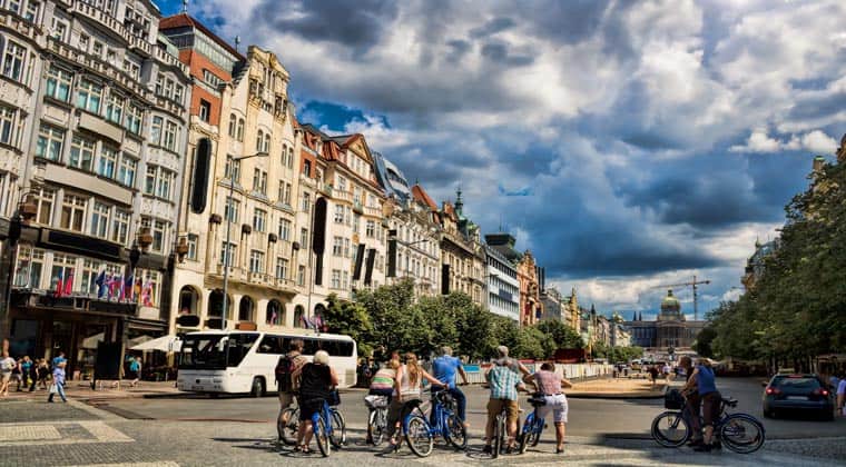 Prag, die Stadt an der Moldau, auf dem Fahrrad erkunden.