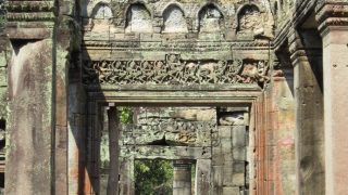 Kunstvolle Verzierungen an den Wänden + Säulen von Preah Khan