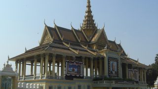 Der vor dem Königspalast stehende Preah Thineang Chan Chhaya Pavillon wird in der Nacht mit Lichtern hell erleuchtet