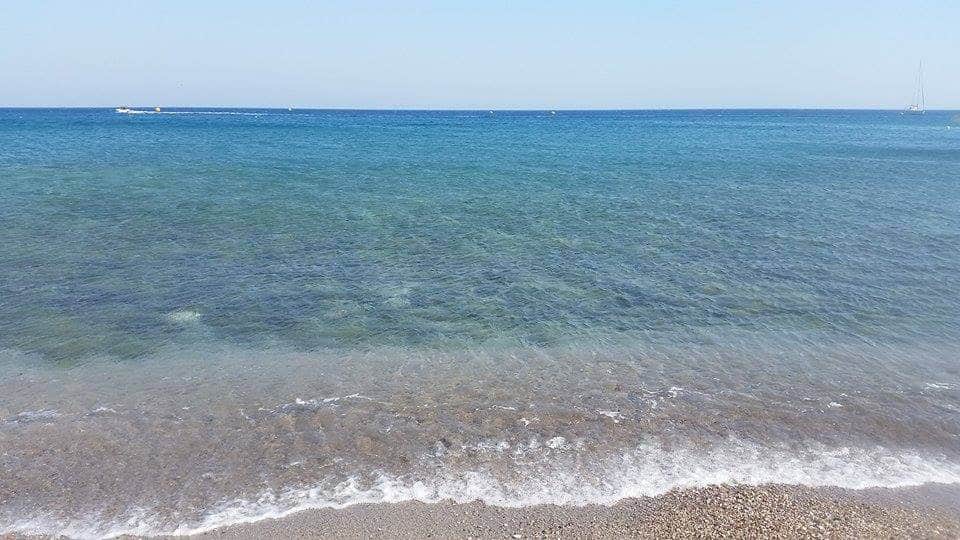 Schön klar und fein kieselig: Der Hotelstrand
