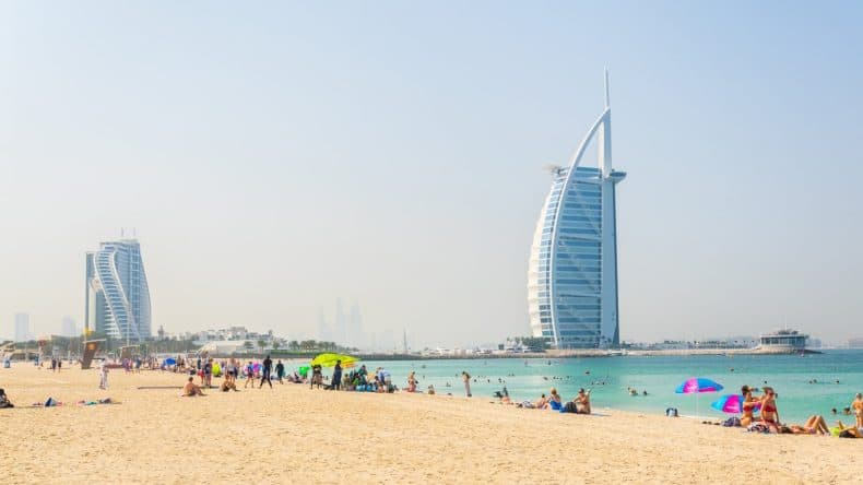Der Public Beach in Dubai ganz in der Nöhe vom Burj al Arab (trabantos/Shutterstock.com)