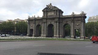Der berühmte Torbogen in Madrid: Puerta de Alcalá