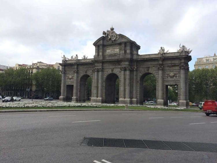 Der berühmte Torbogen in Madrid: Puerta de Alcalá