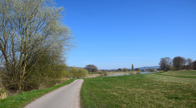 Radweg entlang der Weser
