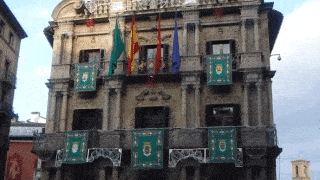 Zum Feiertag ist auch das Rathaus in Pamplona toll geschmückt.