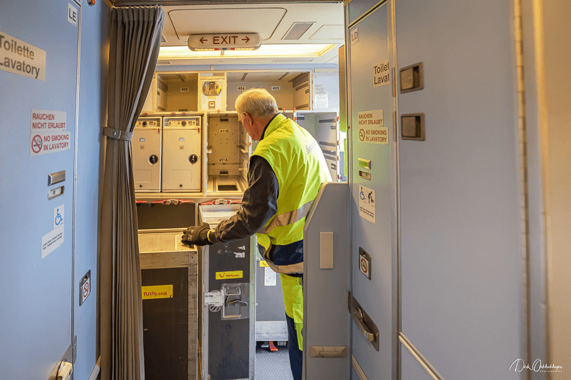 Alles muss seine Ordnung haben: Olliver überprüft die Trolleys.