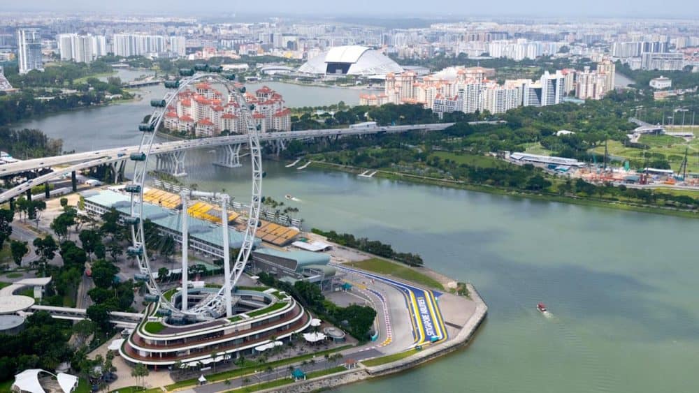Blick auf das Riesenrad Singapore Flyer in Singapur, das zweithöchste Riesenrad der Welt, Singapur, Südostasien