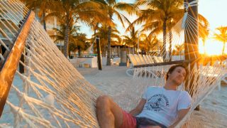 Entspannung in der Hängematte am Strand vom RIU Palace Jamaica