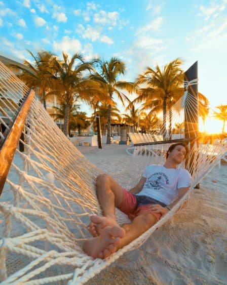 Entspannung in der Hängematte am Strand vom RIU Palace Jamaica