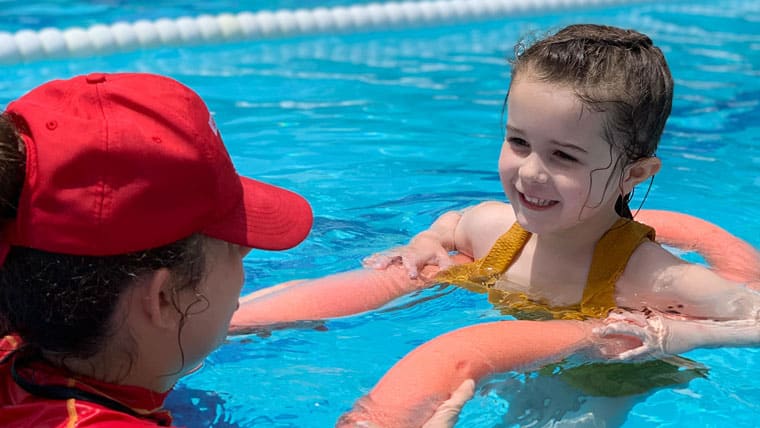 Schwimmen lernen im Urlaub? Das ist im ROBINSON Club Esquinzo Playa mit seiner Schwimmschule Sharky prima möglich.