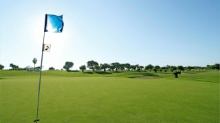 Nahe des ROBINSON Club Quinta Da Ria laden zwei Golfplätze zum Bälleschlagen ein